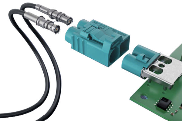 汽車射頻線束是指用于傳輸無(wú)線電信號(hào)的電線束，通常位于汽車內(nèi)部。它通常由多根電線組成，包括信號(hào)線、電源線和地線等。這些電線通過(guò)一定的結(jié)構(gòu)形式將它們組織在一起，以便更好地傳輸信號(hào)和減少干擾。