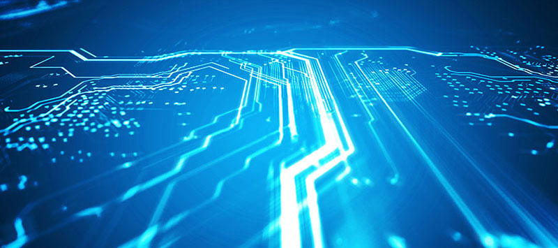 新能源高壓線束是指用于傳輸高壓電力和信號(hào)的電線束，通常用于電動(dòng)汽車、混合動(dòng)力汽車和其他新能源設(shè)備中。與傳統(tǒng)汽車相比，新能源車輛使用更高電壓的電力系統(tǒng)，因此需要使用高壓線束來(lái)傳輸電能。